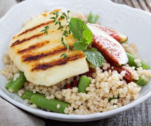 Kuskus z warzywami i serem halloumi. Wege obiad w 15 minut