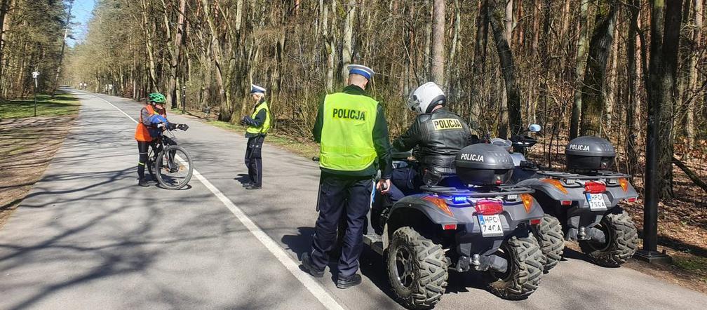 Policjanci na quadach patrolują Myślęcinek