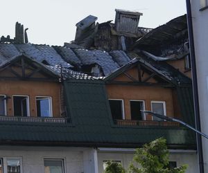  Zniszczenia bloku mieszkalnego po pożarze w Ząbkach