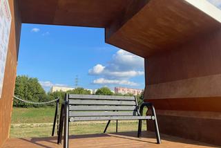 Patriotyczna ławeczka w Rzeszowie pośmiewiskiem Internetu. „Nic lepszego dziś nie zobaczysz”