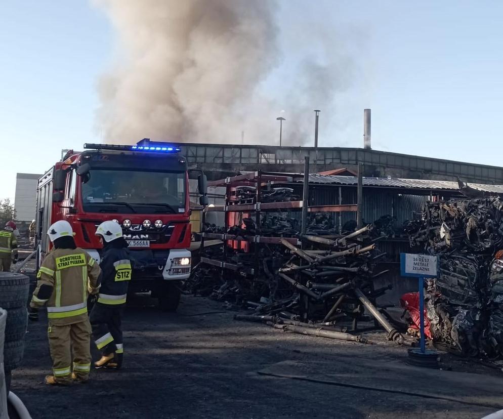 Pożar hali produkcyjnej w Nowinach koło Kielc