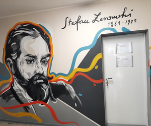 W II LO w Dąbrowie Górniczej powstał mural ku czci patrona szkoły. Ale nie tylko!