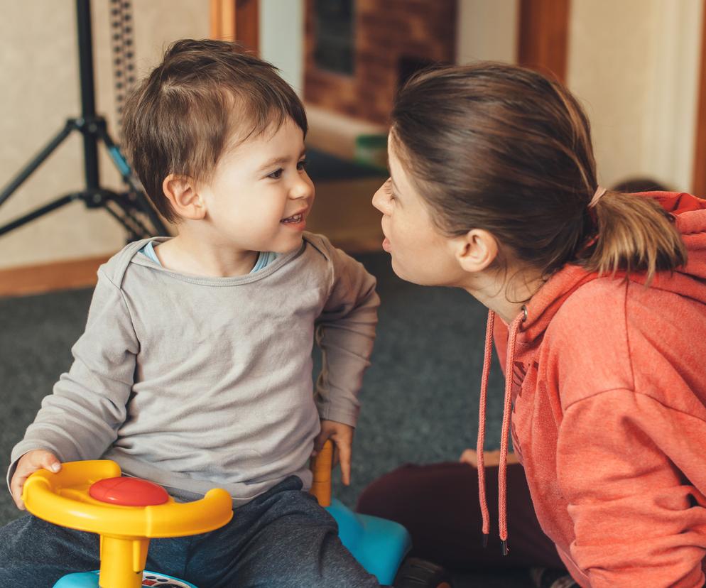 Mama rozmawiająca poważnie z dzieckiem.