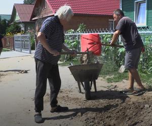 Rolnicy. Podlasie. Andrzej z Plutycz sieje trawę. Absurd goni absurd. Ta trawa przed domem jest potrzebna