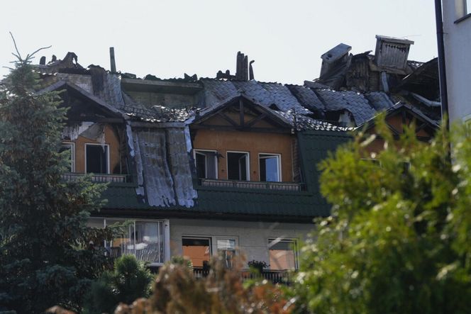  Zniszczenia bloku mieszkalnego po pożarze w Ząbkach