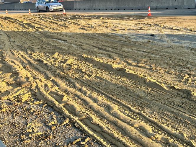 Potężny chaos na autostradzie A2. Na jezdnię i auta wysypały się tony piachu. Korek ma ponad 10 km