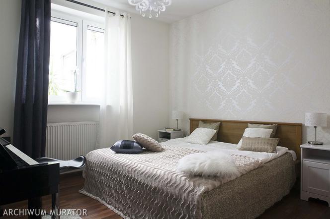 Aranżacja sypialni w stylu glamour. Sypialnia z połyskującą tapetą