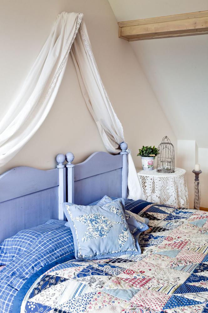 Niebieskie łóżko