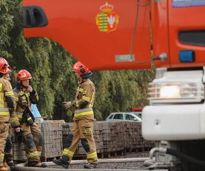 Wciąż płoną hale produkcyjne w Małopolsce. Strażacy apelują o nieotwieranie okien 