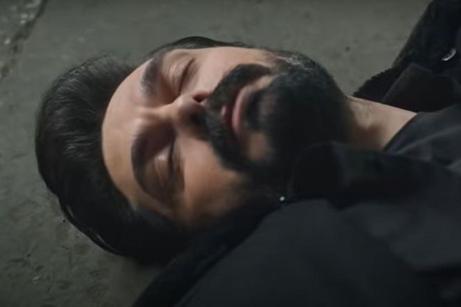 Niestety, mocno oberwie w głowę! Teraz oboje znajdą się w pułapce! 