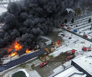 Strażacy ugasili pożar hali w Ołtarzewie. Jedna osoba zginęła. Są ranni 