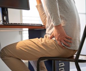 Niszczy biodra, powoduje ból, utrudnia ruch. Na czym polega choroba Otto-Chrobaka?