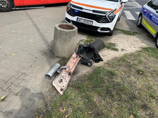 Czołowe zderzenie autobusu miejskiego z tramwajem. Kierowca zasłabł za kierownicą