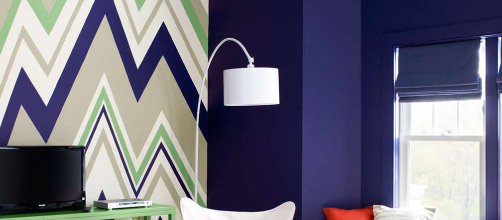 Kolory wnętrz: granatowy. Do czego pasuje granatowy kolor ścian i