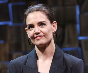 Katie Holmes podczas porodu nie wydała ani jednego dźwięku. To przez religię męża