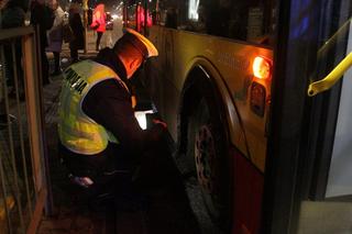 Koszmarny wypadek na Grochowie. Emeryt wpadł pod autobus