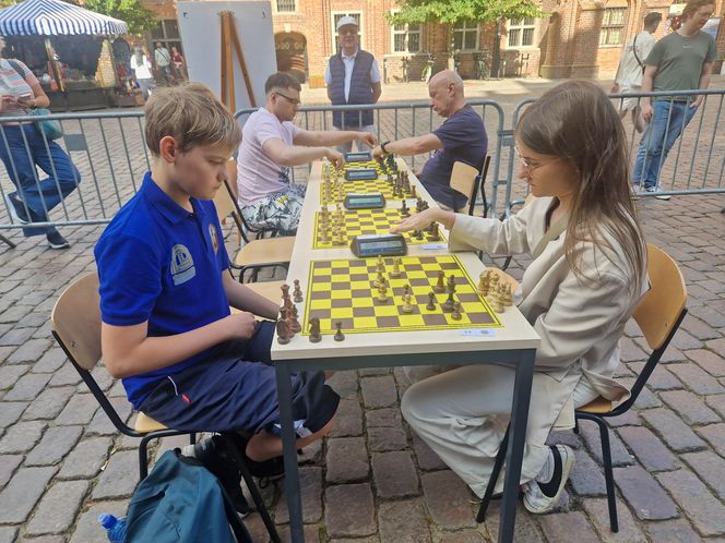 Szachiści opanowali centrum Torunia. Turniej błyskawiczny na Rynku Staromiejskim