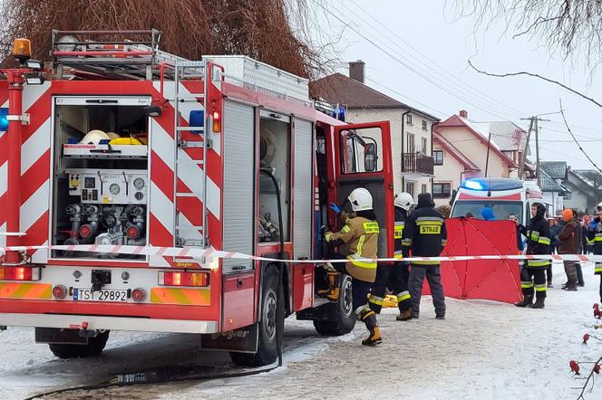 Olbrzymia tragedia o poranku w Kałkowie! Trzy osoby zginęły w pożarze domu [ZDJĘCIA]