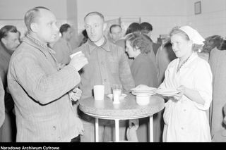 QUIZ PRL. Bary mleczne to bułka z masłem? Nie tak szybko, 4. pytanie cię zaskoczy!