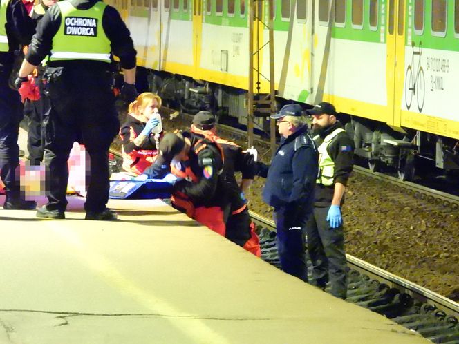Młody mężczyzna wpadł między peron a pociąg w Warszawie. Został zmiażdżony