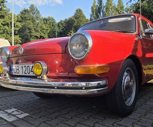 Motoryzacyjne legendy pod Torbydem. Bydgoskie Klasyki Nocą znów przyciągnęły tłumy