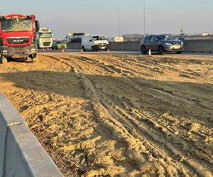 Potężny chaos na autostradzie A2. Na jezdnię i auta wysypały się tony piachu. Korek ma ponad 10 km