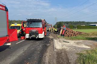 Śmiertelny wypadek pod Radomskiem. 47-latek nie miał szans w zderzeniu z ciężarówką przewożącą drewno [ZDJĘCIA]