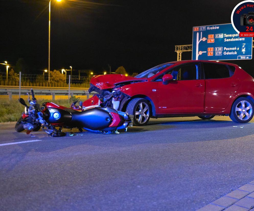 Czołowe zderzenie motocyklisty i osobówki. Ranny mężczyzna w szpitalu