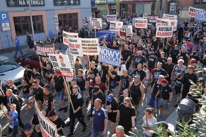 Czarna manifestacja kibiców Ruchu Chorzów