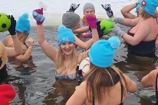 Morsy z podkieleckiej Morawicy korzystają z zimowych kąpieli