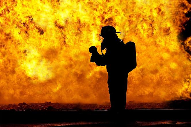 Strażacy cały czas walczą z pożarem składowiska opon w Raciniewie w kujawsko-pomorskim