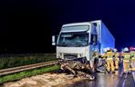 Śmiertelny wypadek pod Kutnem. 28-latek z BMW zderzył się z dwoma pojazdami [ZDJĘCIA].