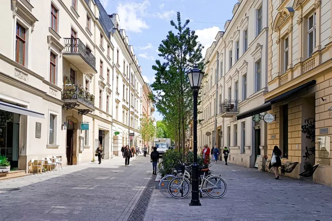 Ulicę w centrum Krakowa zamieniono w zielony deptak. Zdjęcia przed i po