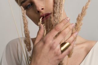 Zapomnij o delikatnej biżuterii. W tym sezonie stawiamy na maksymalizm!