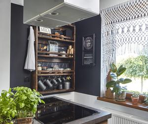 Czarna kuchnia – barwa na ścianie