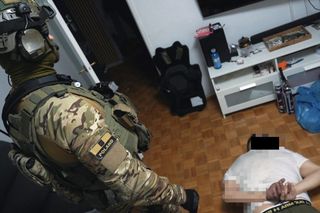 Grozili zamachem, żądali 300 tys. euro. Dwóch zatrzymanych przez kontrterrorystów 