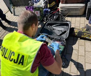 Od kilku miesięcy okradał niezamknięte auta. Policja z Ostródy szuka poszkodowanych