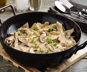 Sos pieczarkowy bez śmietany. Jak go zrobić i do czego używać?