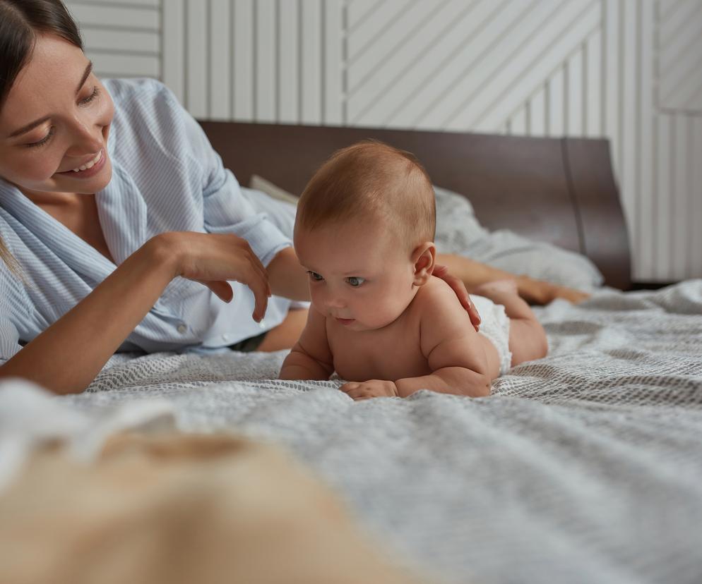 Niemowlę leżąc na brzuszku nie unosi głowy. Czy to powód do zmartwień?Niemowlę leżąc na brzuszku nie unosi głowy. Czy to powód do zmartwień?