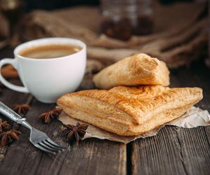 Biorę ciasto francuskie i twaróg. Te chrupiące ciastka to strzał w dziesiątkę 