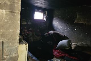 Strażacy wynieśli z budynku nieprzytomnego mężczyznę, czterolatek wśród ewakuowanych 