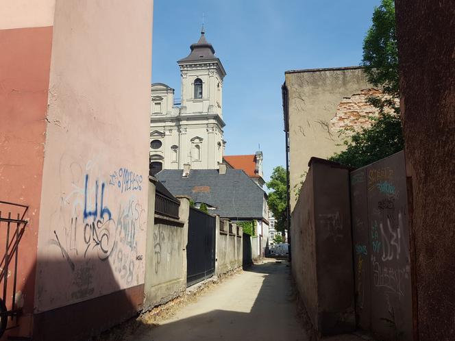 Duże zmiany na małej ulicy Wąskiej w Lesznie