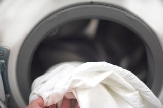 Jak prawidłowo prać bieliznę, by ta była czysta i się nie rozciągała? Wykorzystaj ten banalny trik