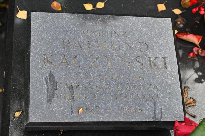 Tablica na grobie Rajmunda Kaczyńskiego 