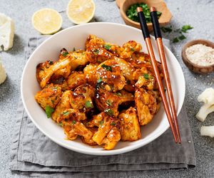 Prosty sposób na wegetariańskie skrzydełka z air fryera. Chrupiące i lekko pikantne