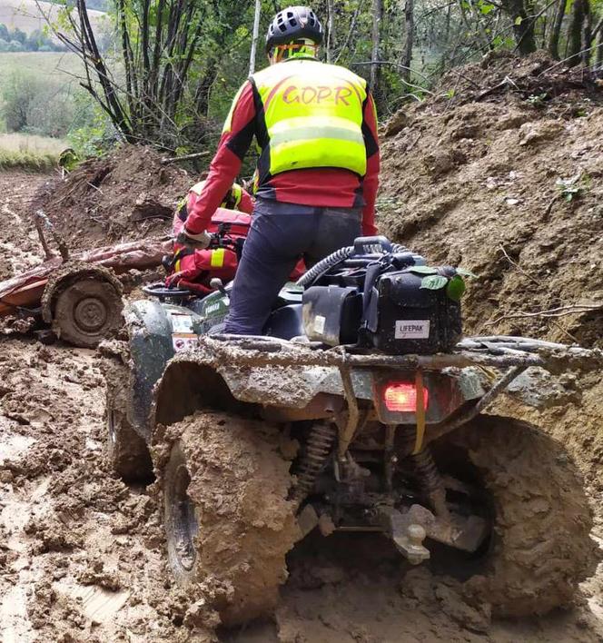  Ratownicy z GOPR Bieszczady, żeby pomóc choremu musieli przedrzeć się przez błoto