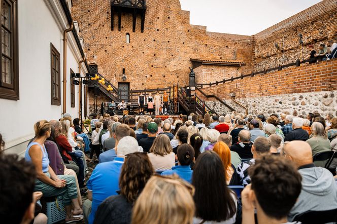 W sobotę 19 lipca publiczność zgromadziła się na spektaklu „Ślub”, opartym na dramacie Witolda Gombrowicza