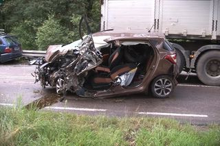 Ciężarówka staranowała dwa samochody. 60-latka nie miała szans