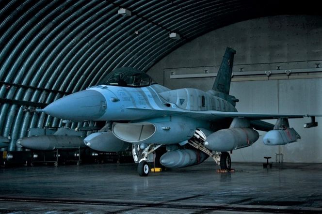 Polski F-16C Jastrząb  pociskami JASSM