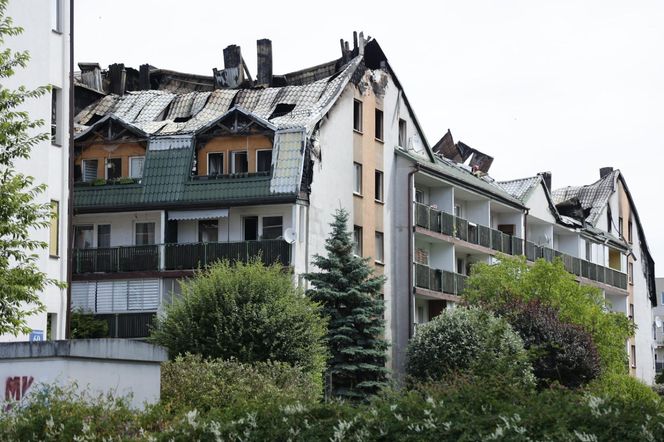 Blok przy ul. Powstańców w Ząbkach po pożarze